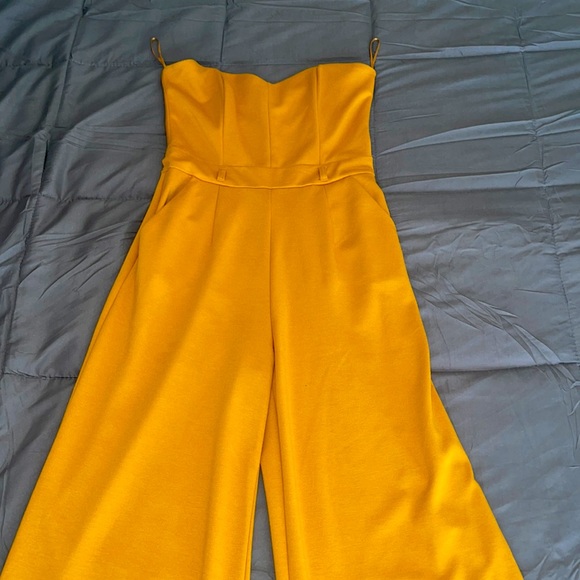 Mustard color off shoulder no sleeve romper with pockets - Picture 3 of 4